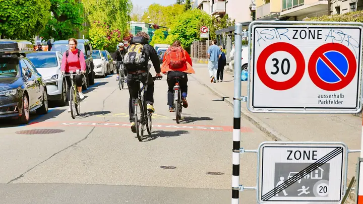 Traffic signs marking a restricted driving zone in a European city